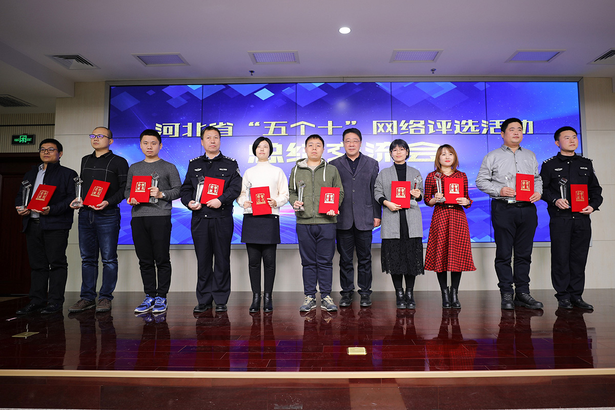 1545880716438353.jpg 頒發(fā)十個最具活力小程序獎項.jpg